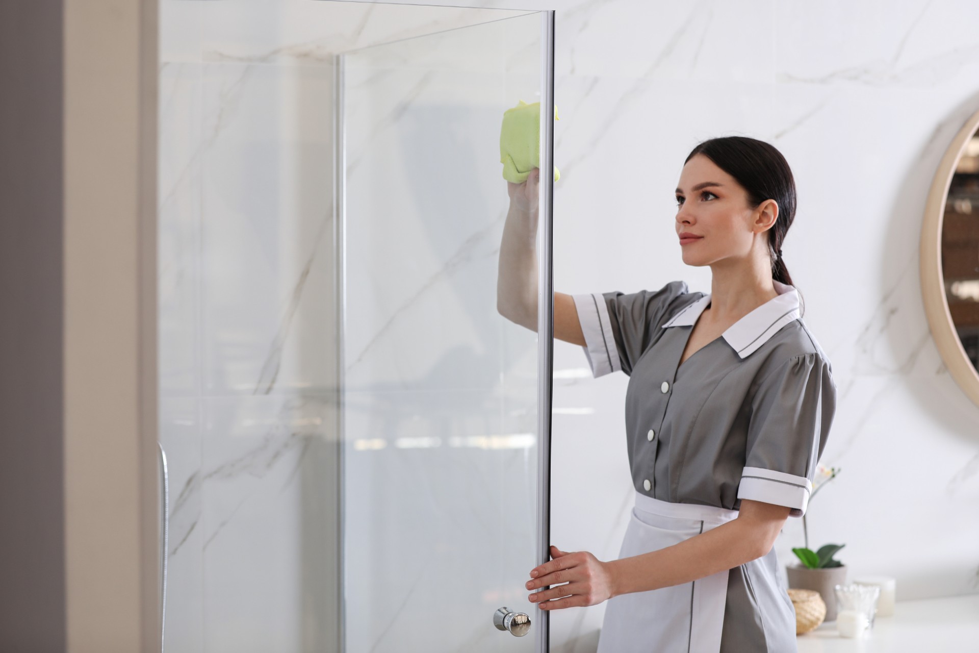 Hotel-maid-using-the-best-bathroom-cleaner