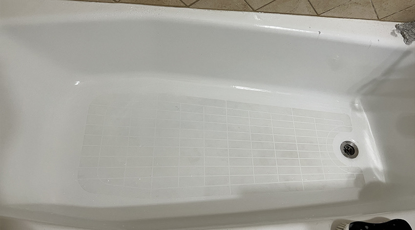 Customer-submitted bathtub cleaning result photo
