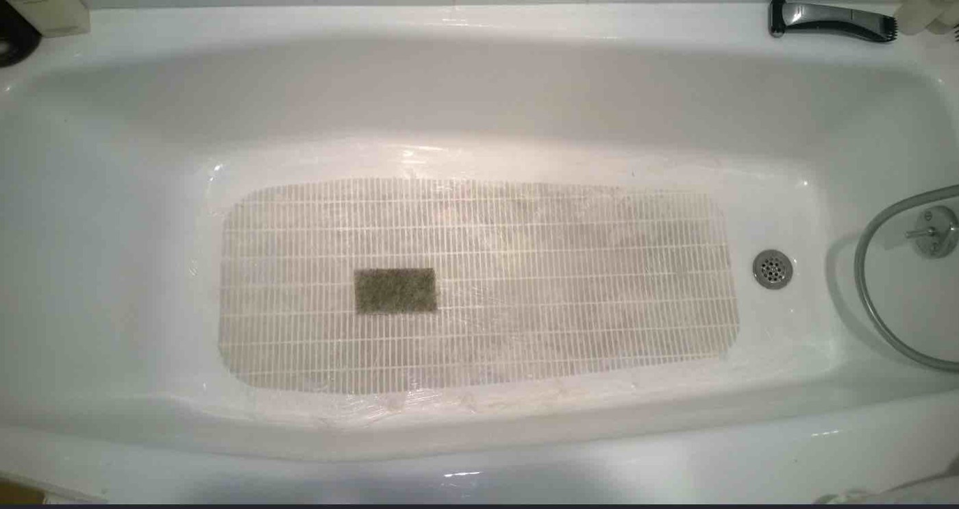 Commercial bathtub surface before ROG3 corrective restoration service